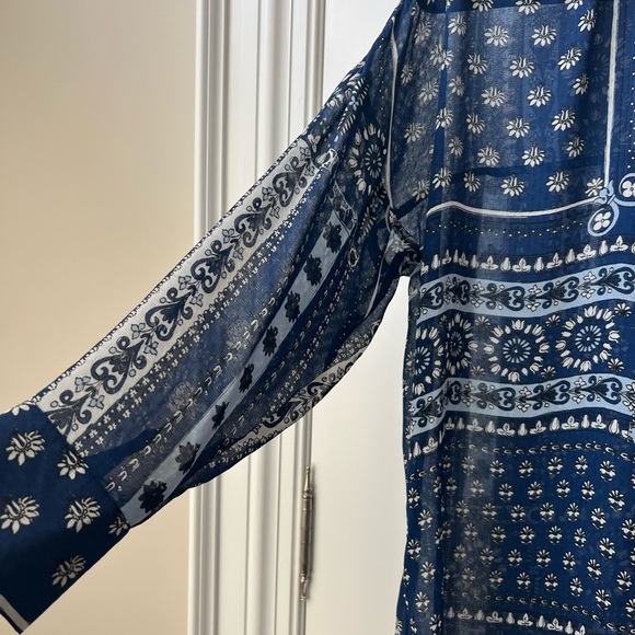 Luxurious silky blouse blue and white pattern. Perfect top - Picture 2 of 5